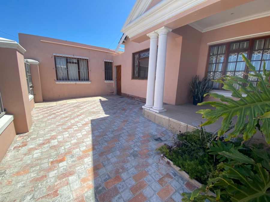To Let 4 Bedroom Property for Rent in Lansdowne Western Cape